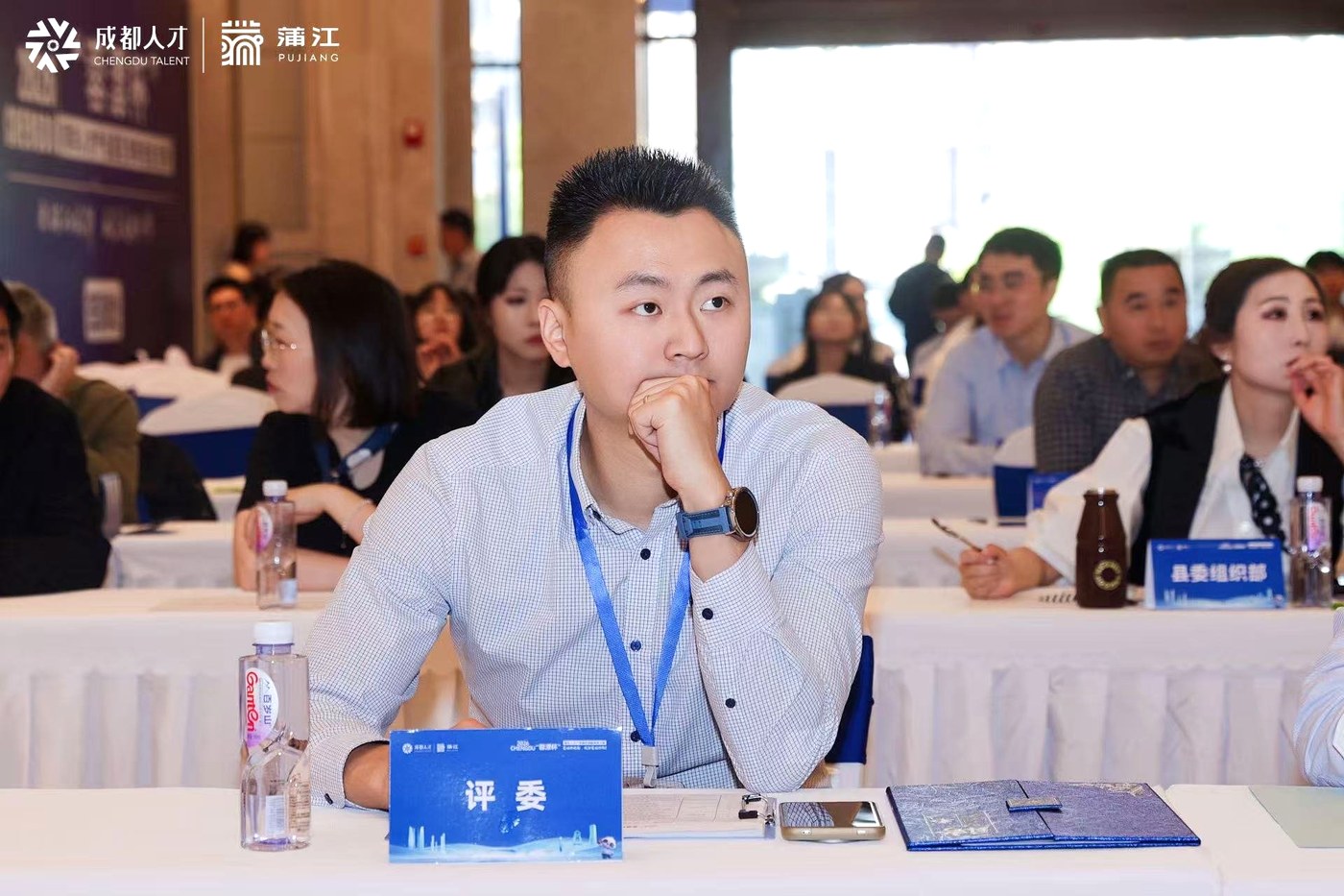 荣哥作为评委出席活动现场